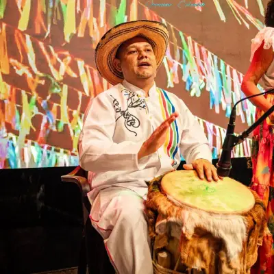 Tamborero mayor concentrado tocando la tambora.