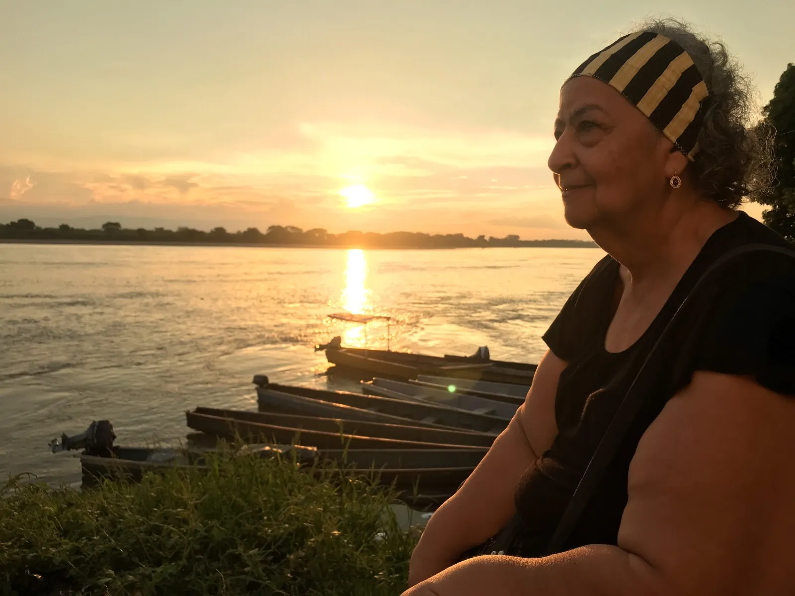 Cecilia Abuabara Noriega mirando el atardecer sobre el río Magdalena.