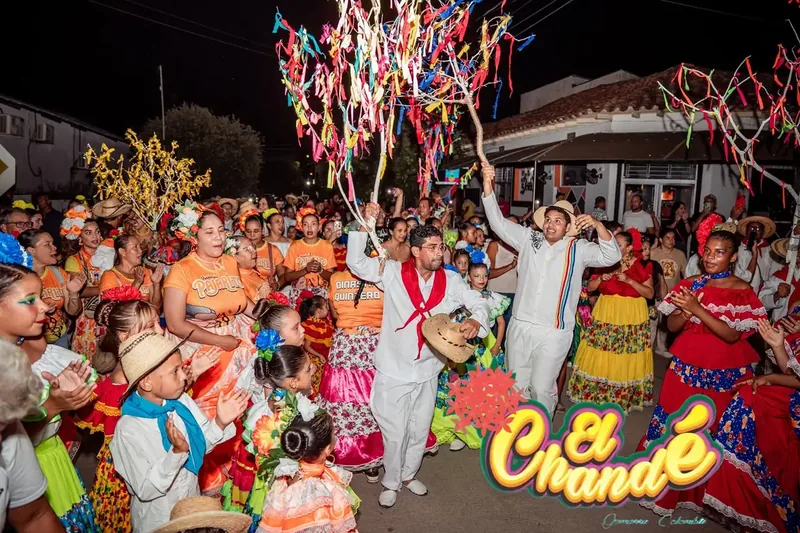 El chamizo del Pajarito en alto durante el recorrido nocturno, rodeado de gente celebrando en las calles de Gamarra.