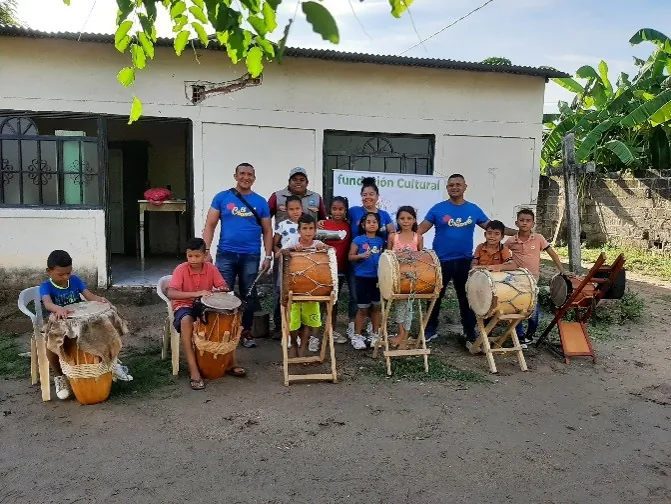 Talleres de enseñanza de música tradicional, instrumentos y bailes cantao's de tambora — Fundación El Chandé (foto 2 de 11).