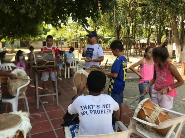 Talleres de enseñanza de música tradicional, instrumentos y bailes cantao's de tambora — Fundación El Chandé (foto 10 de 11).