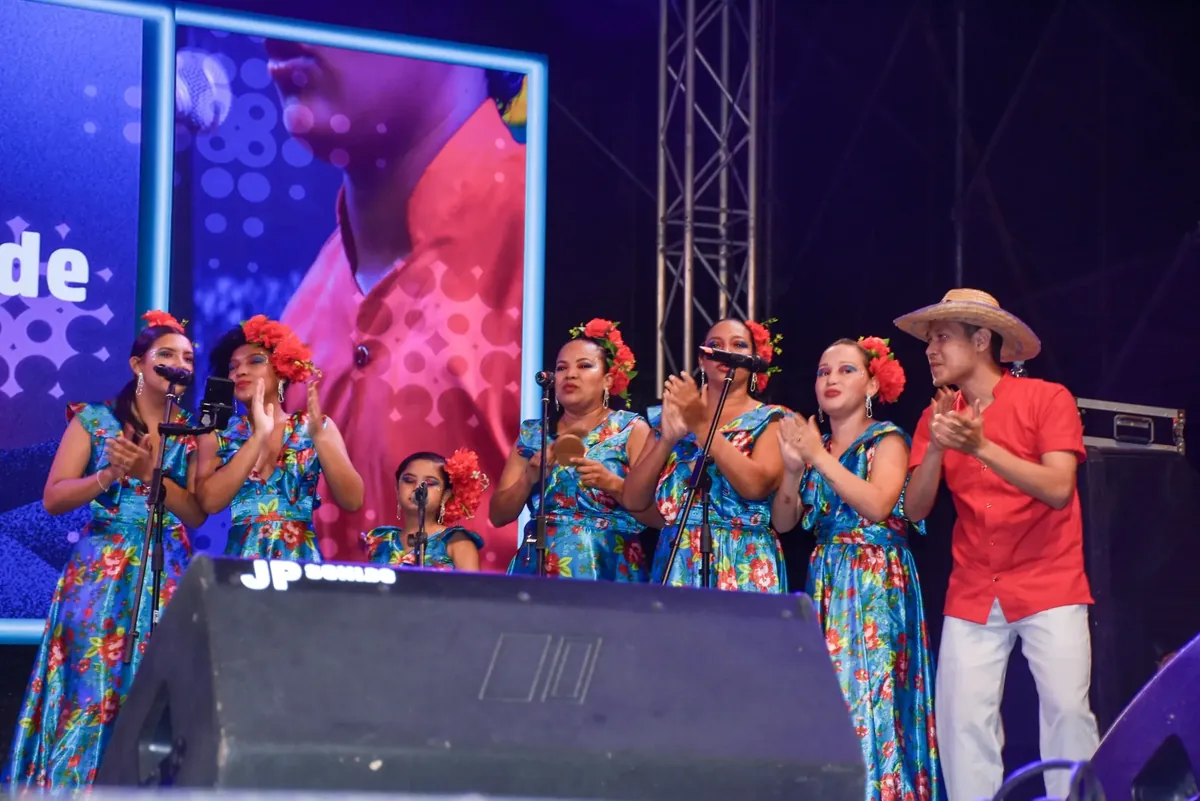 Cantadora entonando un canto tradicional durante una presentación.