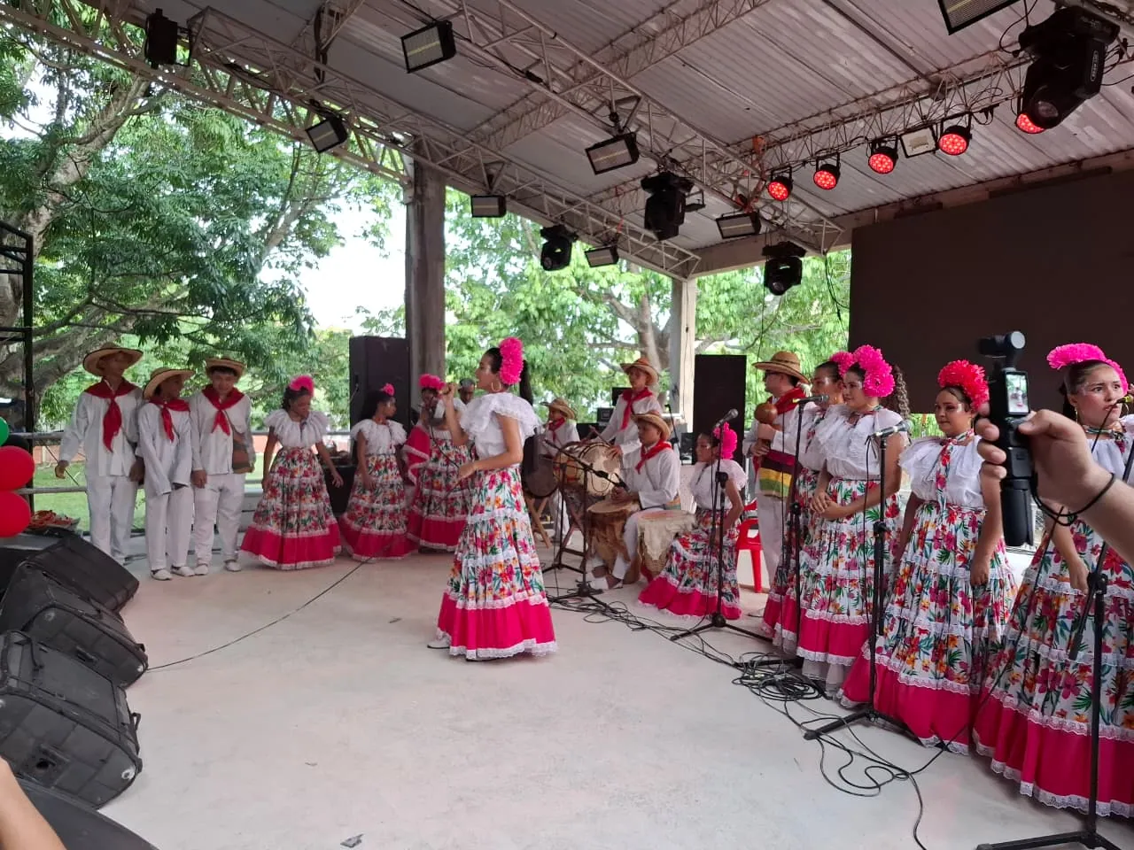 Presentación tradicional — Fundación El Chandé (foto 14 de 19).